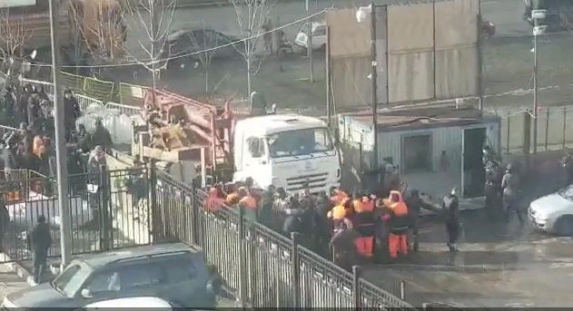 Жители встали на пути строительной техники (февраль 2020 г.). Фото: телеграм-канал Москвич