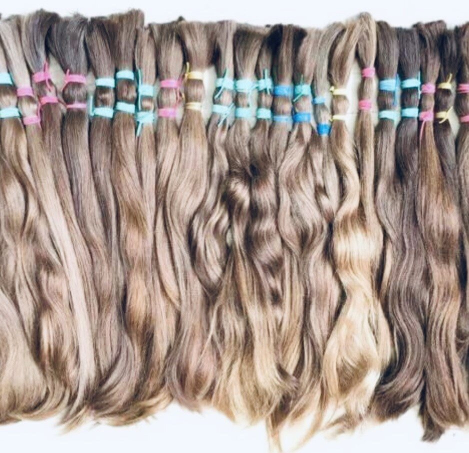 На фото: Срезы настоящих славянских некрашеных волос