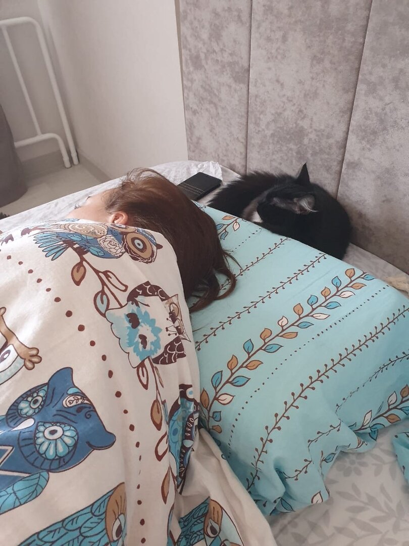 Рядом со своей человеческой мамой. 