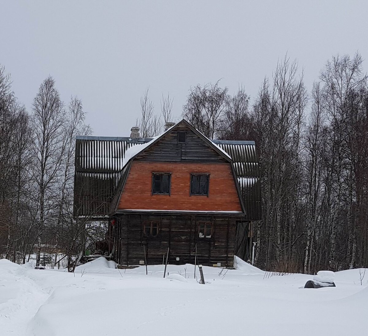 15 лет назад была построена эта коробка. Первый этаж - стены из шлакоблока 30 см в несъёмной опалубке