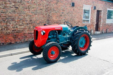 Первые Ламборджини были тракторами, и они до сих пор производятся. Ферручо Ламборгини был фермером и любил «ковыряться» в механизмах. Поэтому совершенно естественно, что первым его проектом была сельскохозяйственная техника.