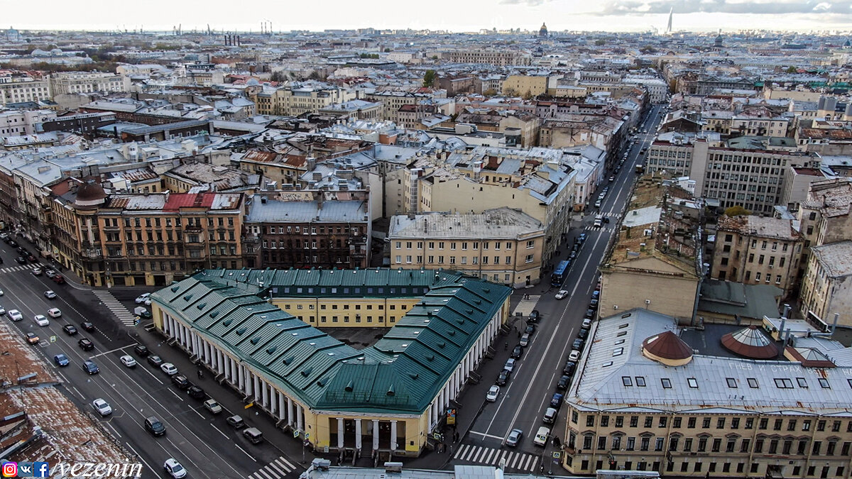 Прогуливаясь по Петербургу поблизости Ямского рынка меня заинтересовало странное наугольное здание, открывающее Боровую улицу.