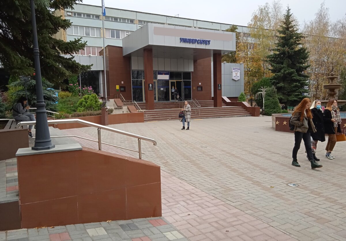 Как, к примеру, большинство преподавателей вузов. Ни дня не работали по профессии, которой обучают.