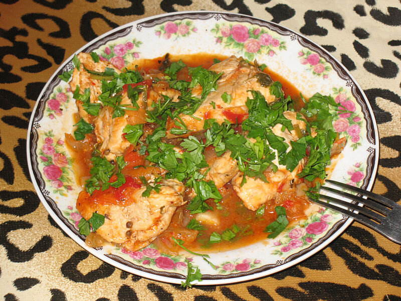 Чахохбили из мяса курицы, Фото: https://ru.wikipedia.org/wiki/Чахохбили#/media/Файл:Чахохбили.JPG