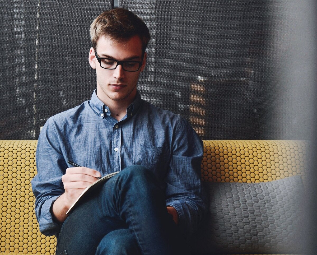 Мужской голос