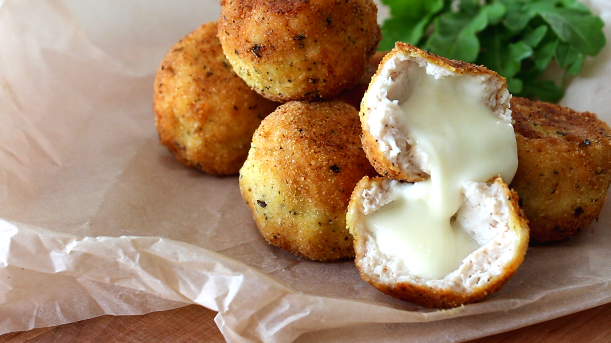 Если вам нужен быстрый и вкусный обед, попробуйте приготовить хрустящие и ароматные куриные наггетсы с сырной начинкой.