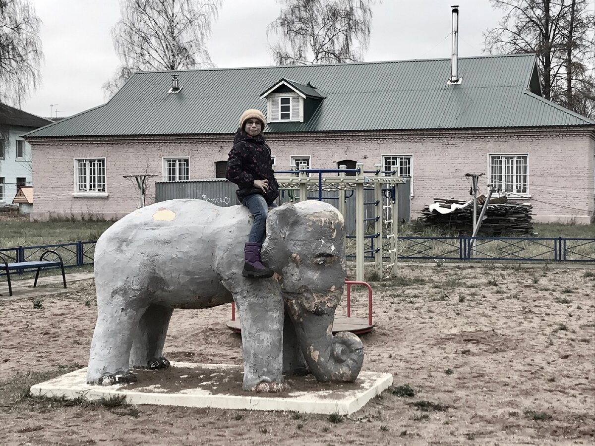 Рита оседлала слона напротив музея