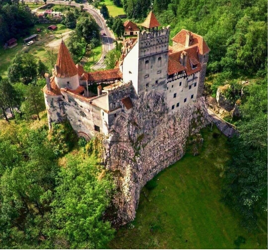 Фото бран. Замок Влада Цепеша в Румынии. Замок Бран (Bran Castle), Румыния. Брашов Румыния замок Дракулы. Брашов Румыния Дракула.