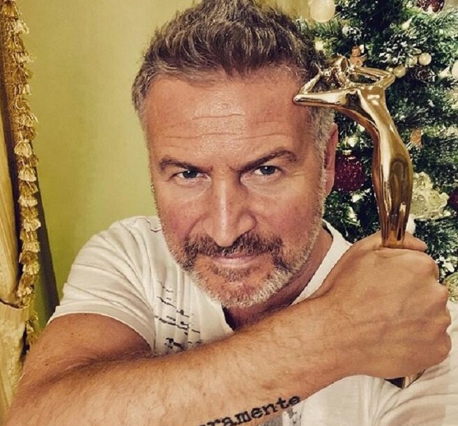 Ёлка на втором плане, на первом – статуэтка Виктория. Фото: @agutinleonid