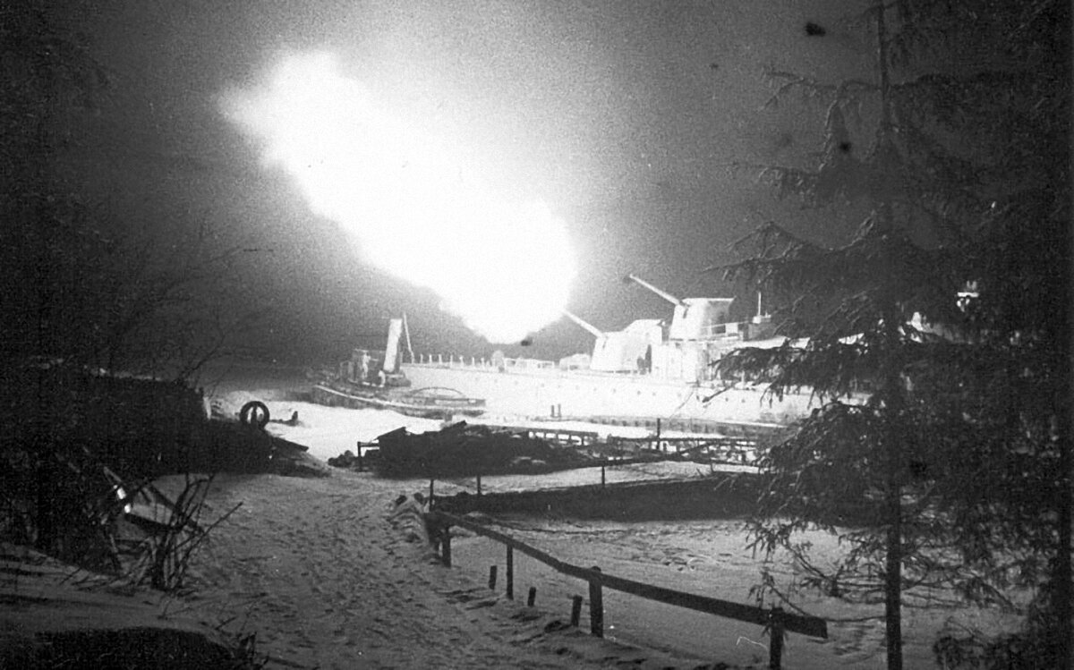 Эсминец "Опытный" ведет обстрел вражеских позиций