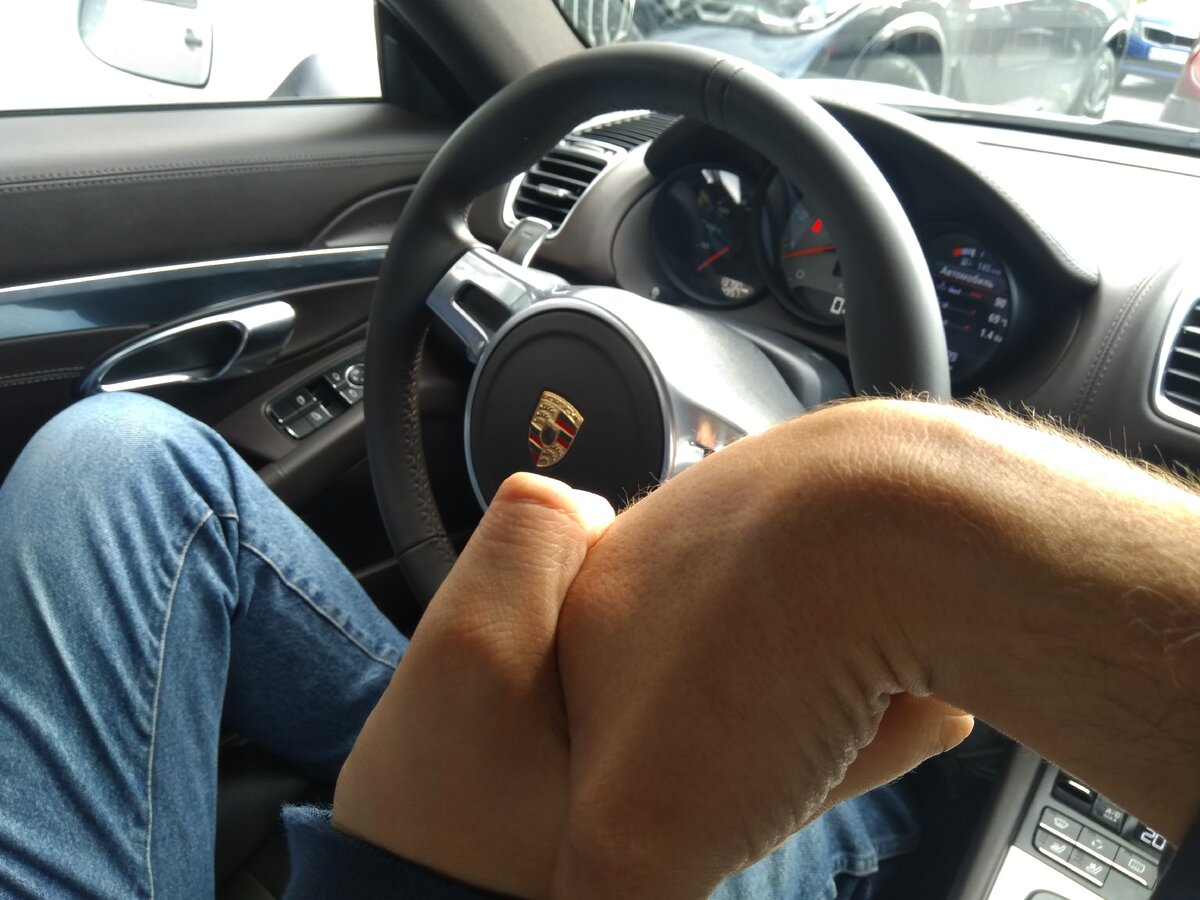 Часто бываю в автосалонах на осмотре авто под заказ и сопровождению сделки, так вот, менеджеры крупных сетевых дилеров работают по схемам 90х... 
Что вижу я профессиональным взглядом:

- Отсутствие интереса и участия к клиенту и его потребностям...
- Желание наебать во всем, от кредита до суммы итоговой авто, навешивание ненужных допов и страховок...🎰
- Нелепые детские отмазки от вопросов клиента о потребительских свойствах авто, полное незнание продукта (автомобиля)...
- Неграмотность менеджеров, даже вип брендов, незнание техники продаж, выявления потребности и закрытия сделки...
- Непрозрачное ценообразование по новым автомобилям, особенно по доп.опциям...

И это я только о окрупных официальных дилерах, по серым там вообще мрак и чернуха...🤥

Господа автодилеры не надо так...
Торговать почетный труд!
Но видимо не для вас...

PS
Да прикодите ко мне- нет бюрократии, наеба, телефонных навязчивых звонков 🤳
Только по делу, только с заботой о вас и ваших потребностях, только выгодно💰, выбьем максимальную скидку по новым авто и с пробегом!
#автодилеры #наеб #высокийрынок #автоэкспертыпомогают #купитьавто #продатьавто #проверитьавто #автоназаказ Меньше