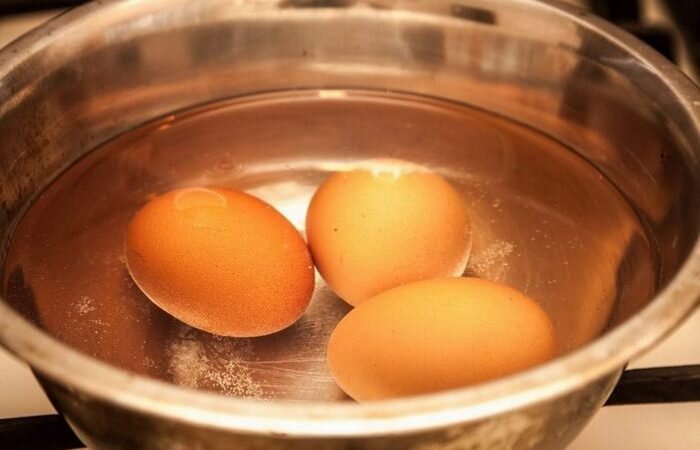 Ингредиент из кухонного шкафчика, который добавляют при варке яиц, чтобы с не мучиться с очисткой скорлупы 