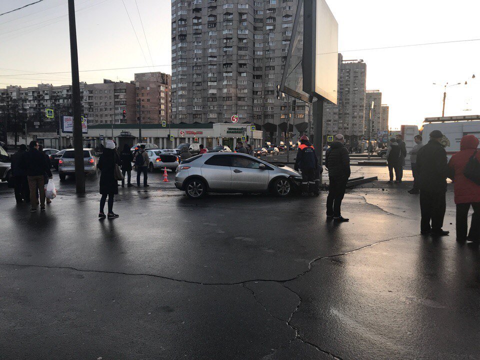 Здравствуйте, дорогие мои! Мне тут внезапно вспомнилась одна странная  история, произошедшая почти три года назад, незадолго до Пасхи. На моем  фото - Петербург. Наличный мост. Недалеко от станции метро "Приморская".