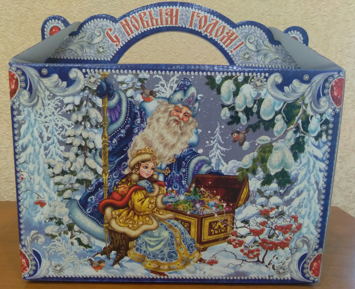 Коробка довольно большая и тяжёлая