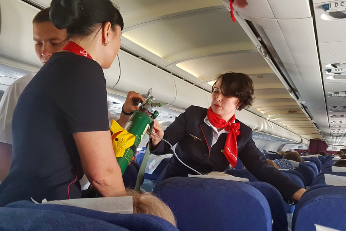 "Оказание первой помощи на борту самолета" Изображение взято из открытых источников Internet