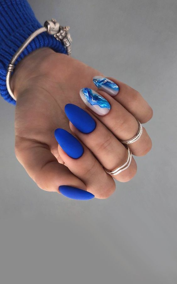 Синий бархат с изящными волнами