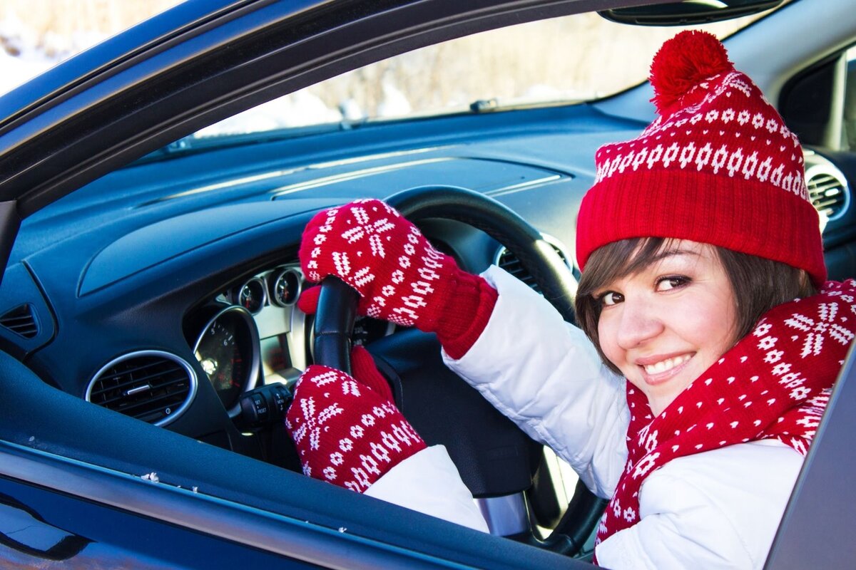 Driving for christmas. Девушка за рулем зимой. Девушка зимой в авто за рулем. Водитель зимой. Автомобиль в шапке.