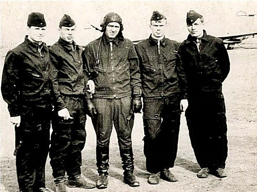 Руцкой крайний слева. 1969 год, летное училище. 