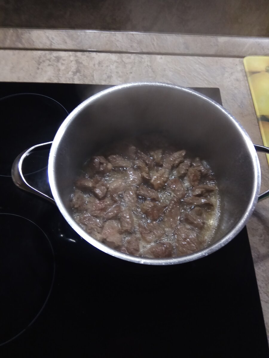 Готовим зирвак. Обжариваем мясо в масле при высокой температуре.