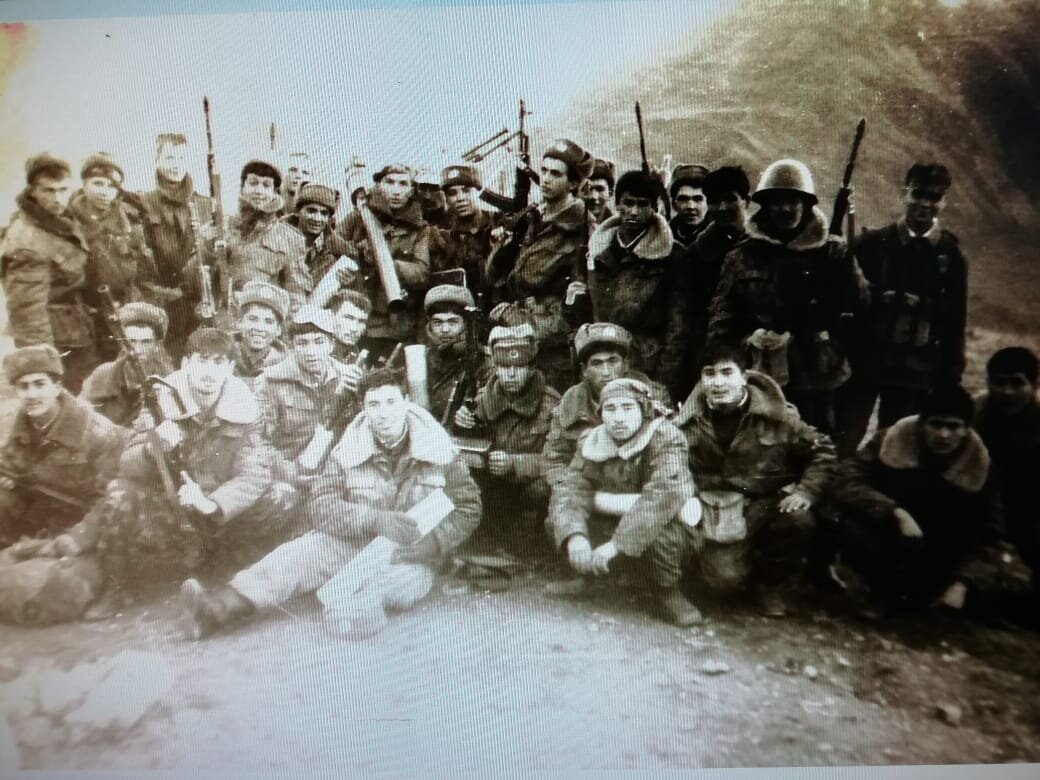 Памирские  Барсы после взятия схрона боевиков. Осень 1994 года.