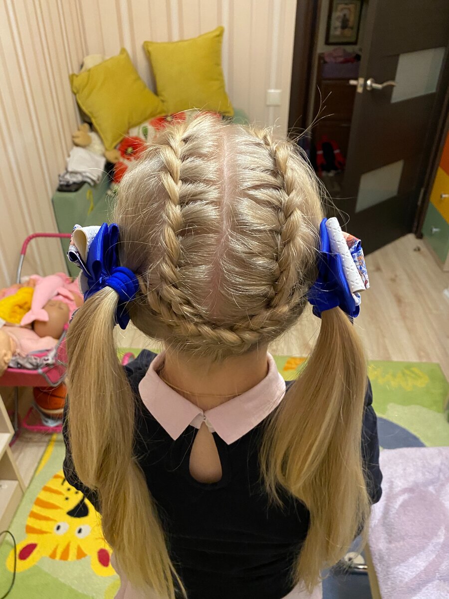 Причёска "Мама, я так хочу хвостики!" У дочери довольно густые гладкие волосы, резинки с простых хвостов просто сползают. Я заметила, что если добавить немного плетения, хвостики тоже долго носятся.