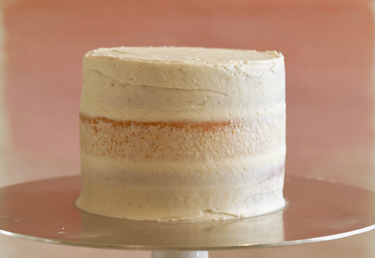 Создание хорошего слоя крошки или слоя крошки - один из самых важных шагов в украшении торта. Для профессиональных результатов проверьте это!