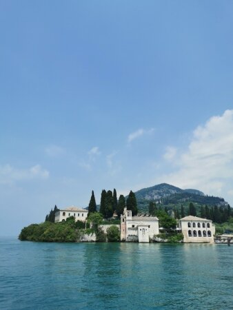 Лучано: Идея производства игристого вина родилась, прежде всего, благодаря уникальному расположению озера Гарда. Вы должны запомнить три важные зоны производства игристого вина в Италии - это Franciacorta, Prosecco и Trento DOC. Существует некий "треугольник", в середине которого и находится Гарда, и, по правде говоря, игристые вина здесь производились всегда - это традиция региона, но до 2018 года у них не было определенного обозначения, они выпускались под разными именами, в зависимости от того, как называли их виноделы. Два года назад мы взяли под контроль этот процесс и начали выпускать игристое вино под торговой маркой Garda DOC. Именно с этого момента оно получило свое официальное название.

Анна: Теперь вы знаете, что нужно пить, приезжая на озеро Гарда! Сейчас "легкие" игристые вина набирают популярность во всем мире, ведь в них всего 11 процентов алкоголя.

Я сама выпила немного игристого перед эфиром! Легкие и низкокалорийные вина ныне действительно популярны в Италии.

Сколько гектаров занимает территория хозяйства Garda DOC?

Лучано: 31000 га - именно столько занимает территория производства наших игристых.

Анна: Я как раз заметила, что символы, из которых состоит название консорциума Garda DOC, образуют десять волн. Почему именно столько?

Лучано: Эти десять волн обозначают десять исторических территорий, которые охватывает консорциум. На всей этой площади производится наше игристое вино.

Анна: Какие сорта винограда используются при производстве этого напитка?

Лучано: Мы предоставили свободу выбора производителям вина. Каждый винодел может использовать тот виноград, который произрастает на нашей земле. Можно использовать даже красные сорта! Местных сортов у нас очень-очень много. Все зависит от желания и опыта производителя.

Анна: Какие методы производства вина вы используете?

Лучано: При производстве мы используем преимущественно метод Шарма, иногда прибегаем к классическому методу - вторичной ферментации в бутылках. Большинство вин Италии производятся по методу Шарма (его еще называют методом Мартинотти). Вторичная ферментация у нас проходит в огромных цистернах.

Анна: Какого цвета бывает игристое вино Garda DOC?

Лучано: Это вино бывает белое и розовое. Игристые розовые вина в Италии в наше время пользуются огромным спросом.

Анна: Шикарно! Лучано показал мне бокал с игристым вином из сорта Корвина. Это сорт винограда типичный для зоны Вальполичелла. Он пьет игристое вино, произведенное классическим методом, выдержанное в бутылке на осадке шестьдесят месяцев.

К слову, Лучано является не только президентом Garda DOC, но еще и виноделом. Вскоре я планирую провести прямой эфир с участием его сына.

Сколько бутылок вина производится консорциумом в год?

Лучано: Мы можем говорить о цифре свыше десяти миллионов бутылок. Даже в условиях кризиса производство вина выросло на 6%. Несмотря на всю ситуацию вокруг, люди продолжают пить наше игристое на озере Гарда!

Анна: Удивительно! На озере Гарда продолжается dolce vita, и люди продолжают наслаждаться жизнью и пить вино!
Экспортируется ли вино Garda DOC в Россию?

Лучано: Да, экспортируется, только очень маленькими тиражами.

Анна: Я как раз запланировала эфир, где расскажу своим подписчикам, где в России можно купить игристое Garda DOC по привлекательным ценам.


Лучано: Игристое вино озера Гарда прекрасно в качестве аперитива. Оно обладает приятной свежестью и минеральностью. Но также это легкое вино и его разнообразные ароматы прекрасно подойдут к блюдам из рыбы, к морепродуктам, к легким закускам, сделанным из рыбы по традиционным местным рецептам.

Анна: Карп из Волги или какой-либо другой реки или озера тоже подойдет отлично! Игристое Garda DOC превосходно сочетается с любым интернациональным блюдом: например, с суши. В Италии существует традиция начинать ужин с бокала игристого вина. Это аперитив.

Лучано, почему именно с игристого вина в Италии начинают трапезу?
С какими продуктами можно сочетать это вино?