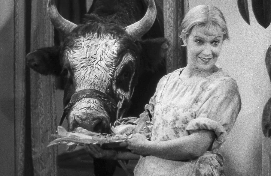 Анюта в фильме "Веселые ребята". наверное, первое появление образа домработницы в кино. Но далеко не последнее! 