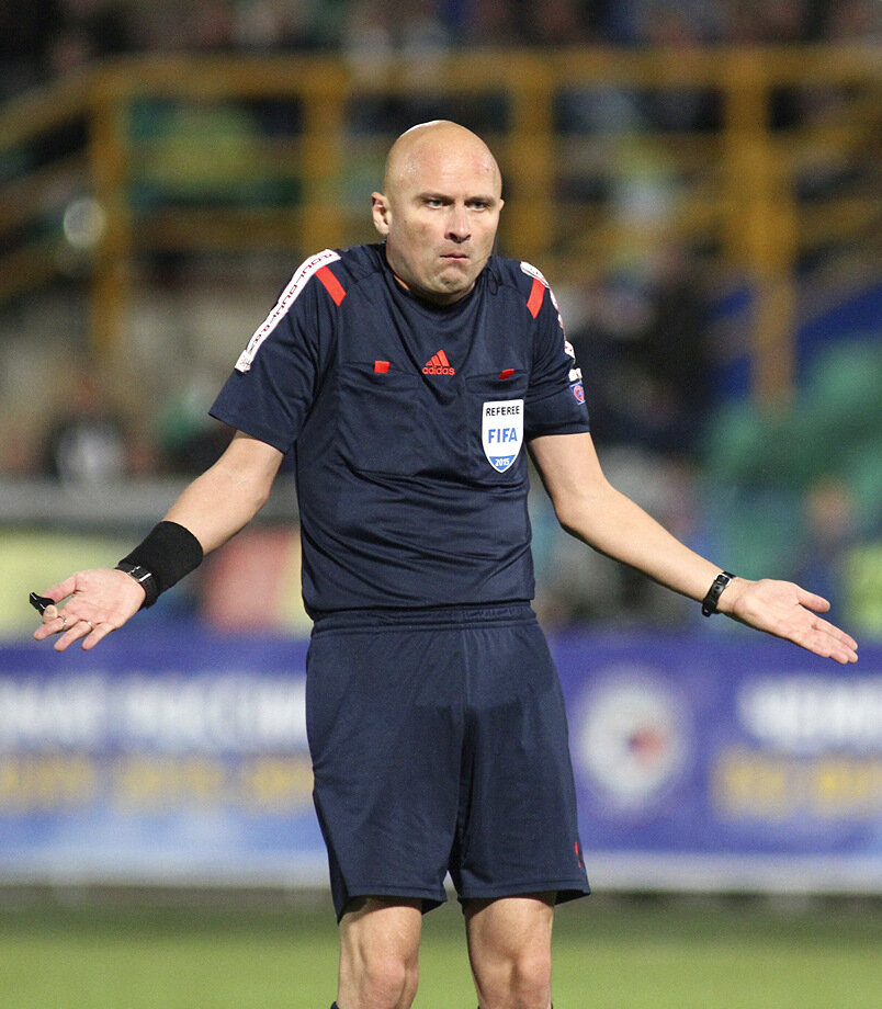 В это трудно поверить, но длительное время в футболе вообще обходились без арбитра.