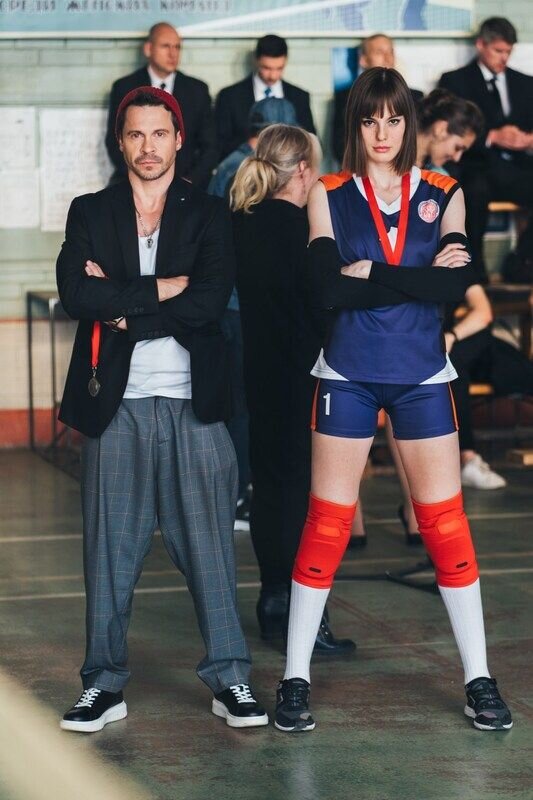 Кадр из второго сезона сериала «Дылды»