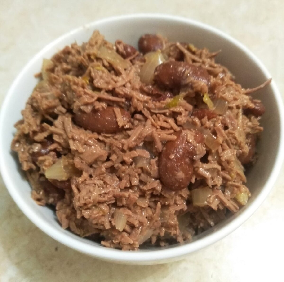 Вкусный сытный и простой салат из печени, фасоли и лука.