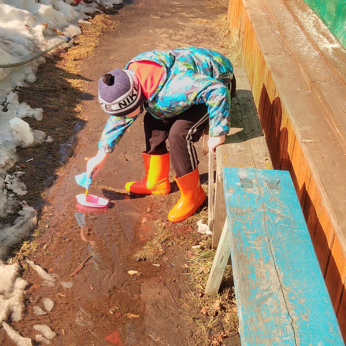В первую малюсенькую лужу - кораблик)) Ну хоть дорожка оттаяла...