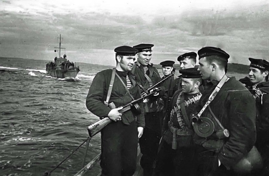 Десант морской пехоты - ФОТО ИЗ АРХИВА