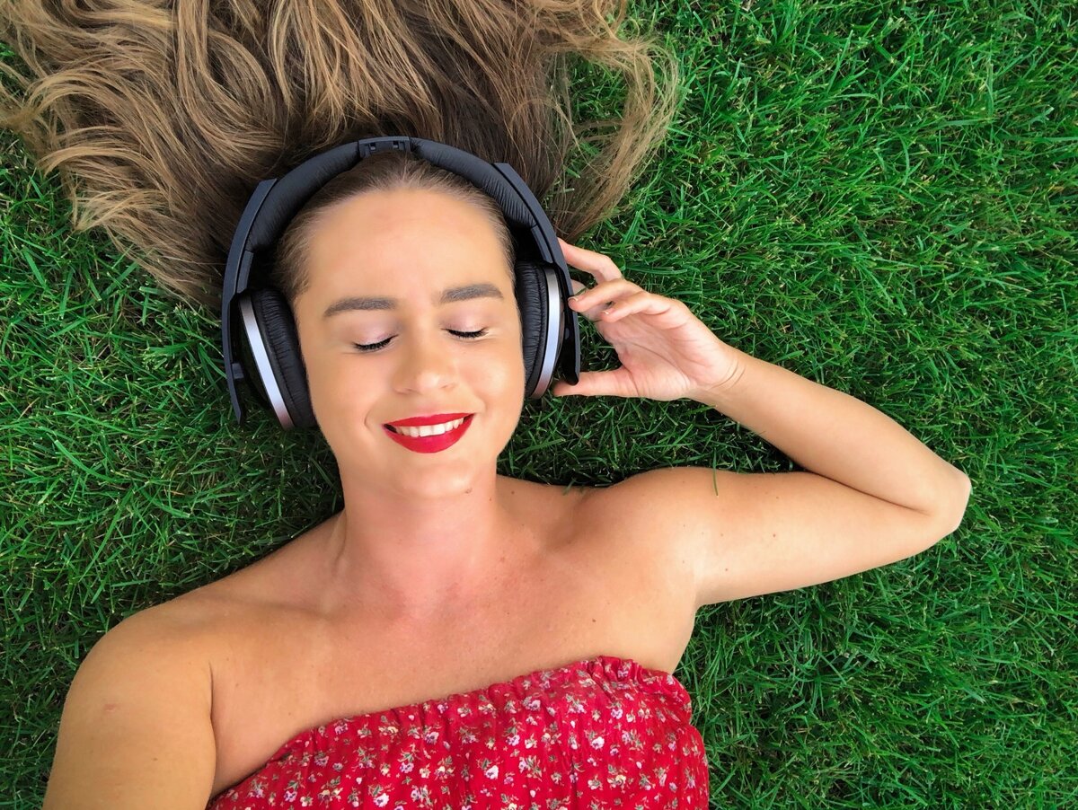 Девушка слушает музыку