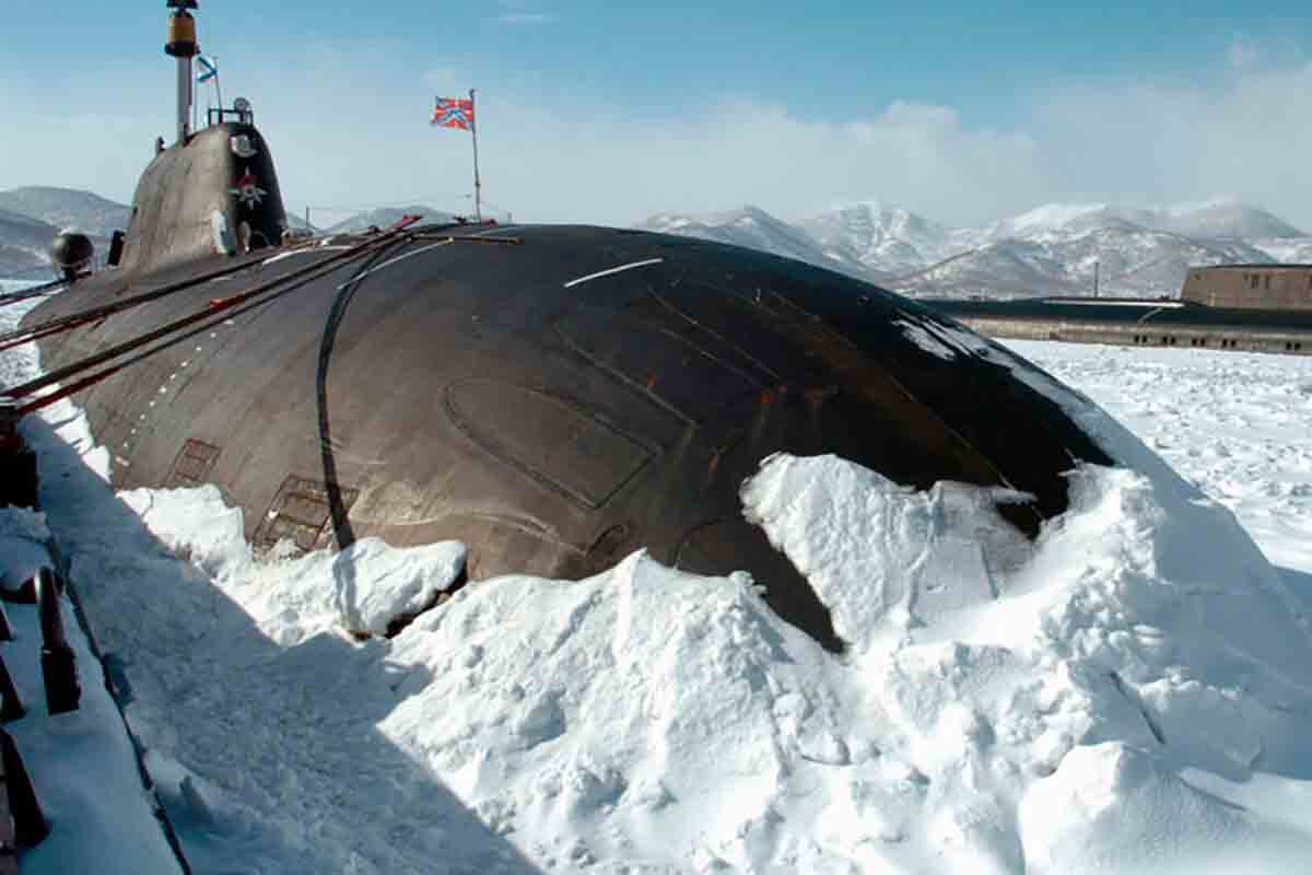 Три российские атомные подлодки совершили исторический маневр