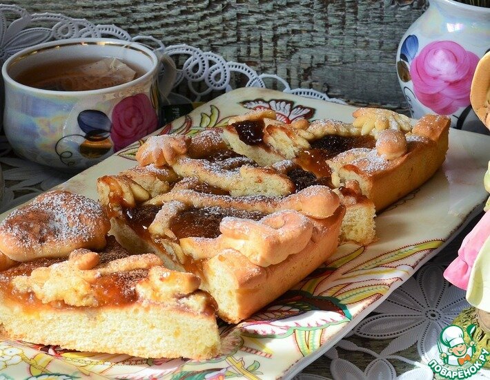Пирог из детства - мягкое тесто, начинка из варенья и хрустящие полосочки сверху. Сегодня на творожном с миксом персикового и клубничного варенья. Угощайтесь.