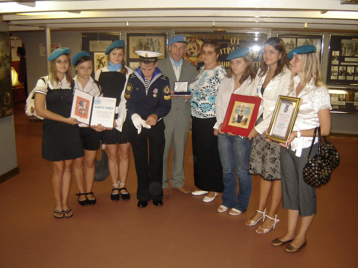 26 августа 2007 года, Россия, Санкт-Петербург. На фото  участники Миссии Мира на крейсере "Аврора" - в центре в голубом берете В.В.Гергель, участники Миссии Мира Юные Миротворцы Школ Мира и активисты "Книги Мира", координатор проекта "Модель миротворчества ООН" в средней школе № 1034 г. Москва Евгения Валентиновна Пекова (на фото в центре).