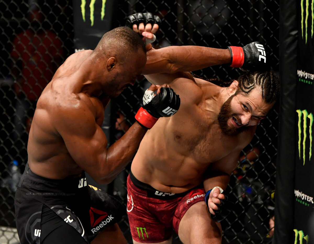Фото с первого поединка Усман vs Масвидаль