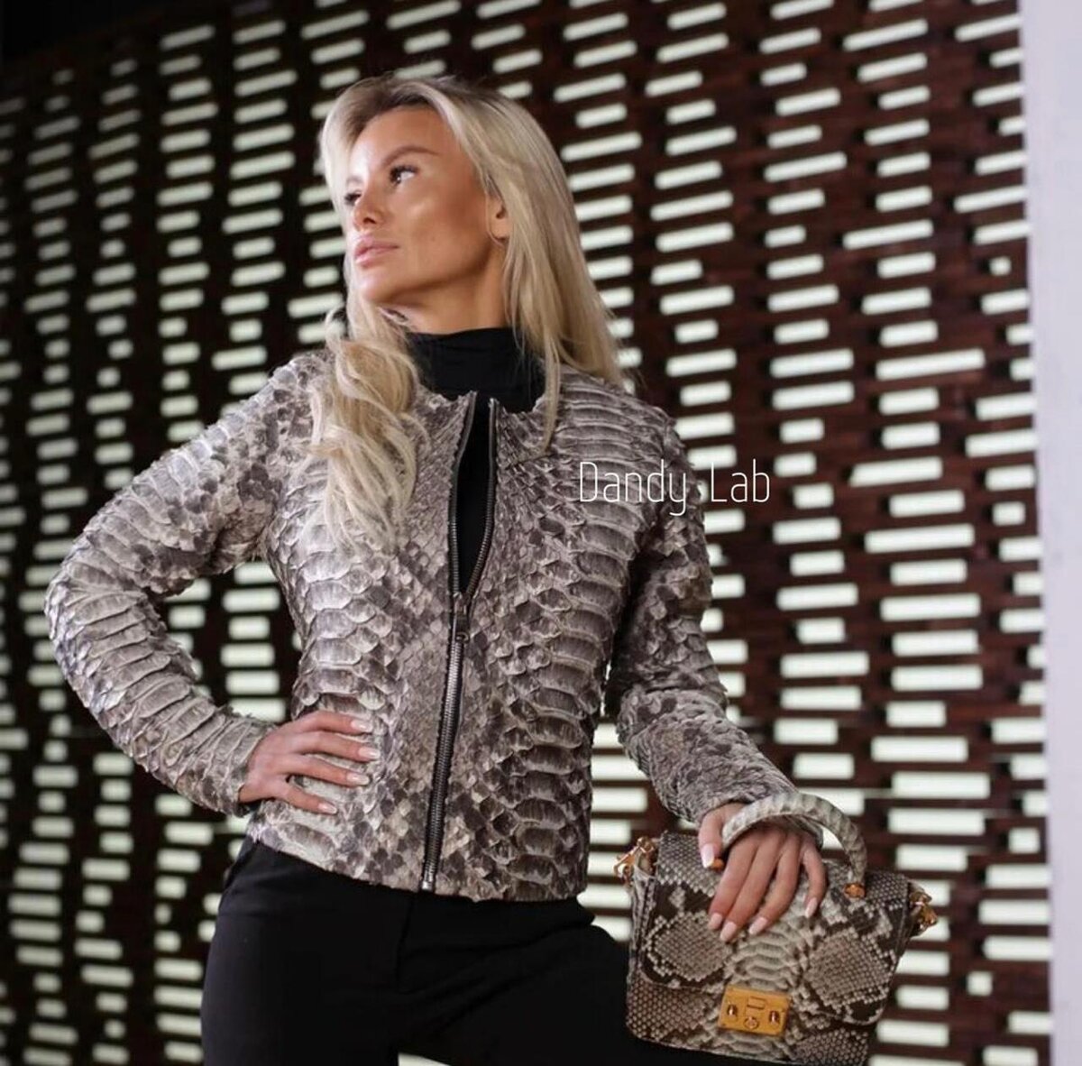 Женская куртка из кожи питона на молнии в комплекте с сумкой.