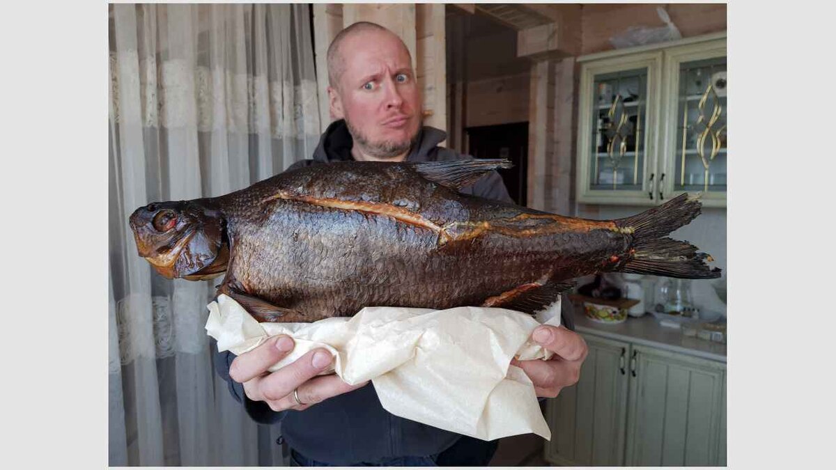 Какую коптильню лучше выбрать
Способов копчения продуктов всего два: холодное и горячее. Выбирайте коптильню в зависимости от ваших вкусовых предпочтений.В коптильне горячего копчения  тепловая обработка продуктов происходит при высоких температурах до 120  С. Копчение производится непосредственно горячим дымом от тлеющей  стружки или щепы. Время приготовления овощей и рыбы — 20-30 минут, для  копчения мяса может понадобиться 1-1,5 часа, в зависимости от размера  кусков.
Холодное копчение производится  при низких температурах 20-25 С, а сам процесс копчения занимает от 6-8  часов до нескольких суток. Холодное копчение позволяет сохранить в  продуктах максимум полезных и питательных веществ.
