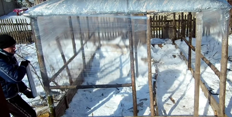 Теплицу можно построить из чего угодно, главное правильно намотать стрейч-пленку 