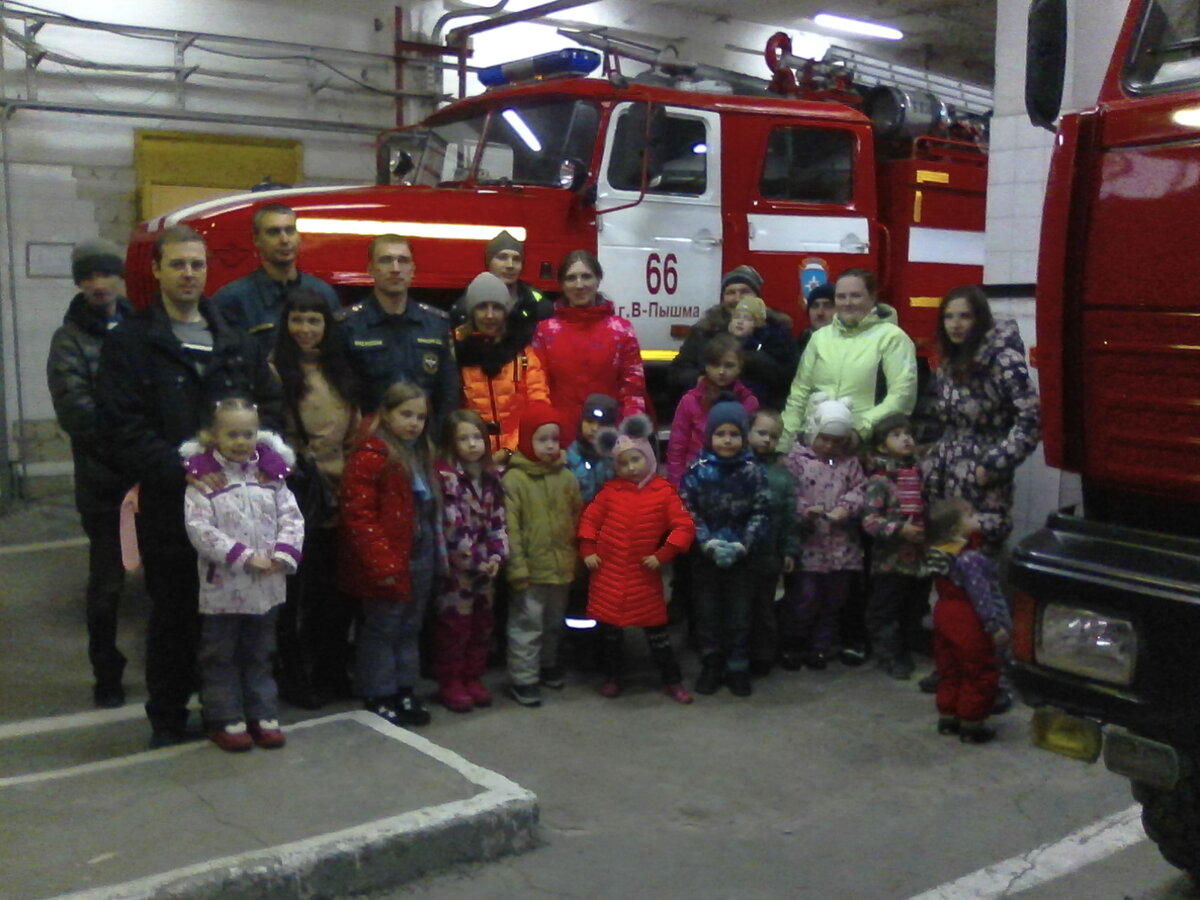 Воспитанники группы "Солнышко" с родителями на экскурсии в пожарной части г. Верхняя пышма