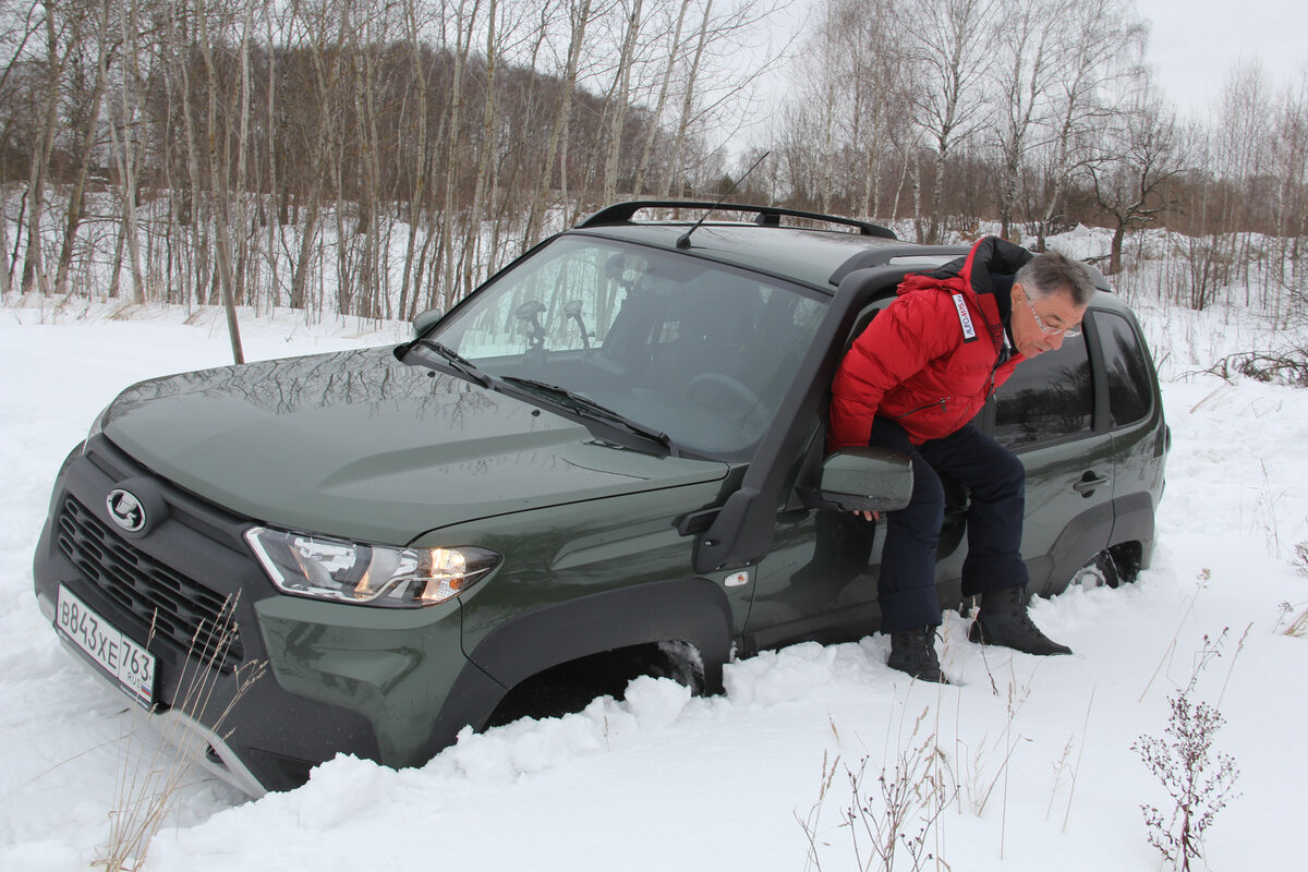 Лопата дорожная с топором в багажник для Нивы Урбан Lada4x4