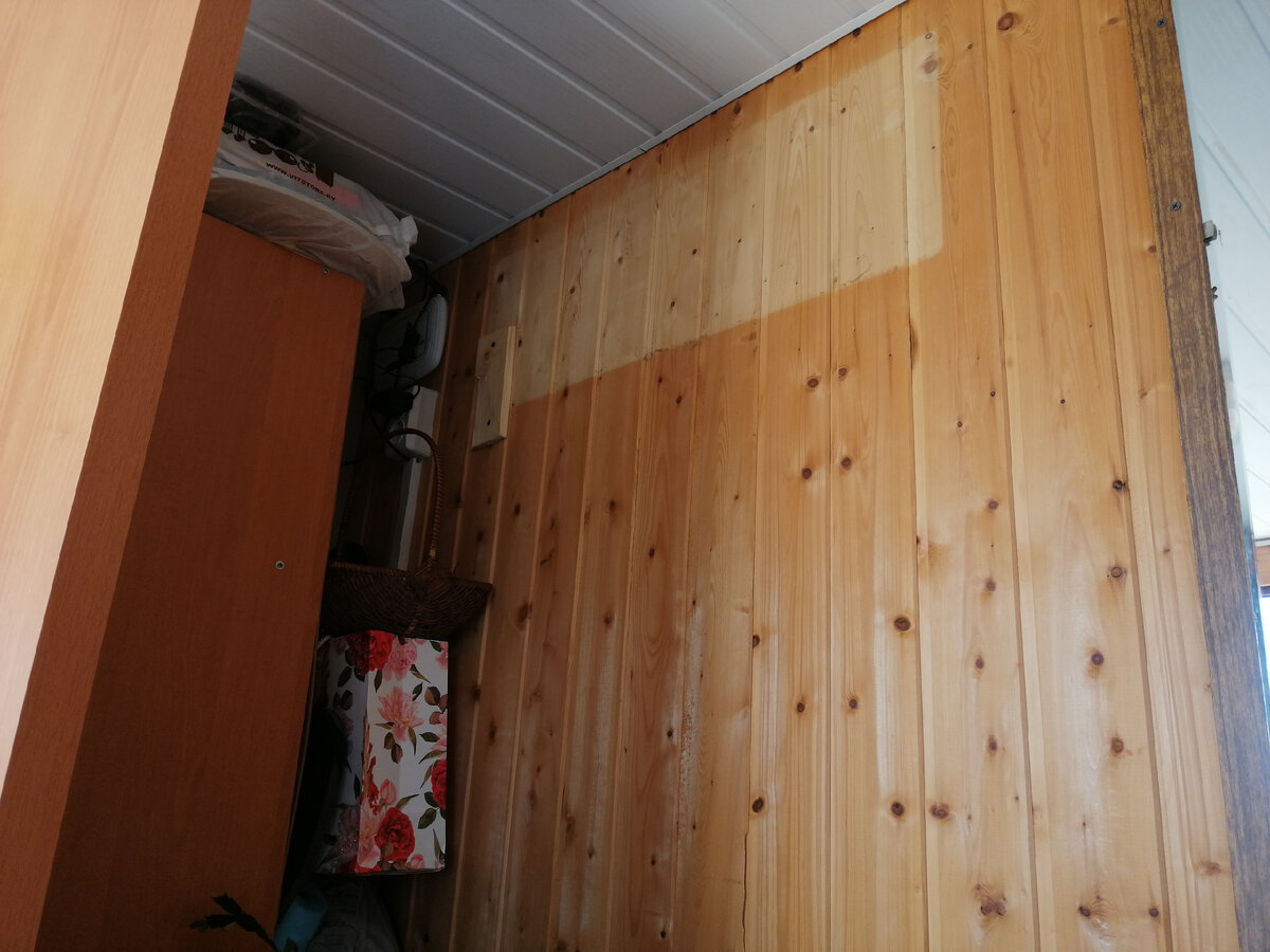 Тут висел раньше кондиционер))))