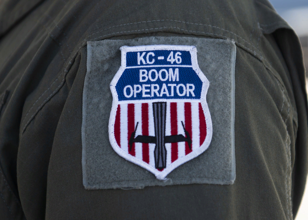 Нарукавная нашивка оператора системы заправки топливом КС-46А (U.S. Air Force photo by Senior Airman Isaiah J. Soliz / www.dvidshub.net)