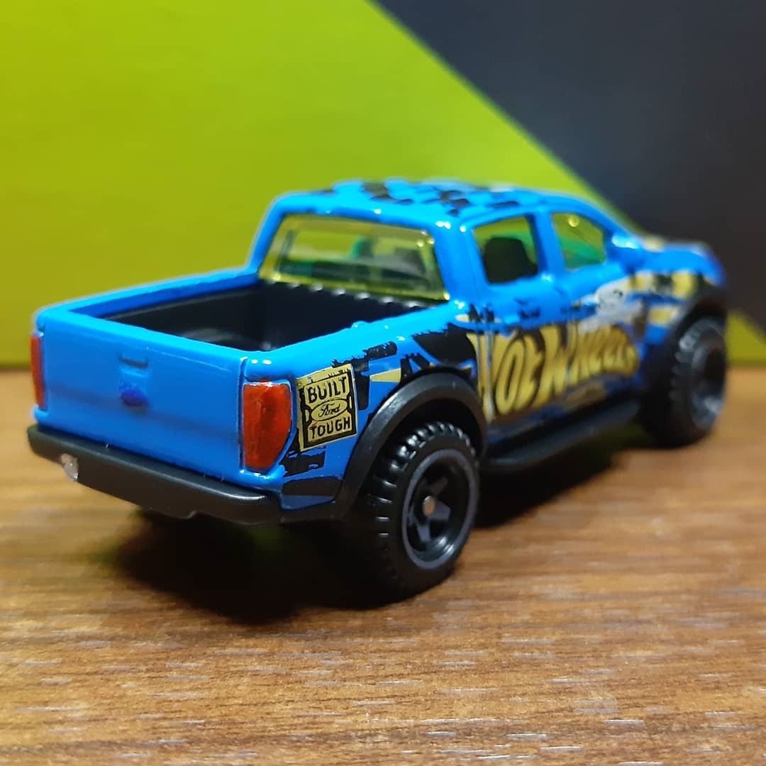 Всем привет. Сегодня хочу Вам показать автомобиль из моей коллекции. Hot Wheels 2019 Ford Ranger Raptor серия HW Hot Trucks  5/10  серия HW Speed Graphics 3/10. Год выпуска модели 2018 год. Автомобиль в кузове пикап. Кузов машинки верхняя часть металл. Нижняя пластик. Данная модель была доработана. Белый. Передняя часть. Фары и противотуманные фары в хром. Хромированная накладка и буксировочные крюки в хром. На передних крыльях воздуховоды в черный. Зеркала заднего вида в хром. Задняя часть. Фонари в красный цвет. Выхлоп в хром. Значок в синий. Ручка борта в черный. Синий Форд.Передняя часть.Фары и противотуманные фары в хром. Значок Форд в хром. Задняя часть. Фонари в красный цвет. Выхлоп в хром. Значок Форд в синий. После не больших доработок машина стала гораздо лучше выглядеть. Если Вам не сложно поставьте лайк и обязательно подпишитесь на канал. Оставляйте Ваши комментарии. Интересно узнать Ваше мнение. Напишите если у Вас такая машина и в каком цвете. Я постараюсь для Вас делать интересный контент. Спасибо 