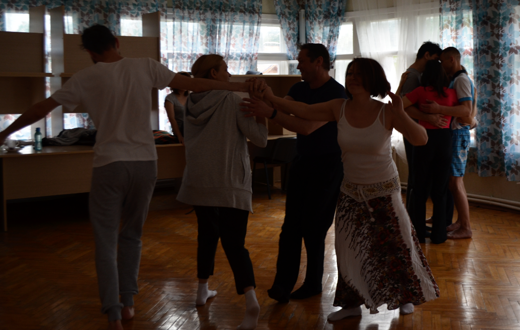 Телесно-двигательная терапия. Эпизод с тренинга. Фото автора.