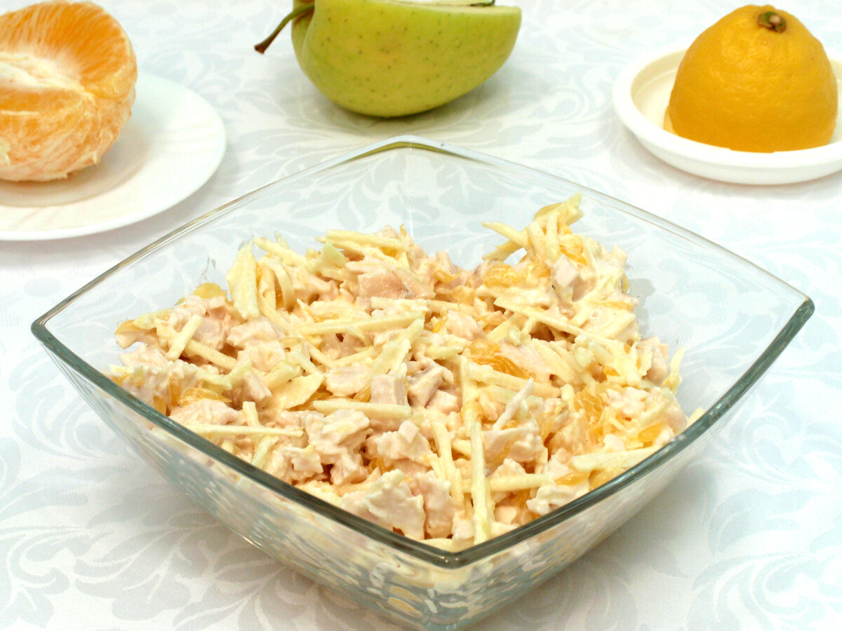 Салат из курицы с фруктами 