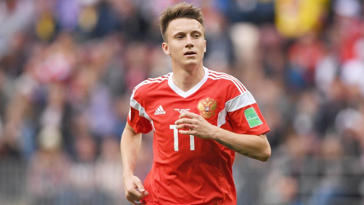 Александр в футболке национальной сборной