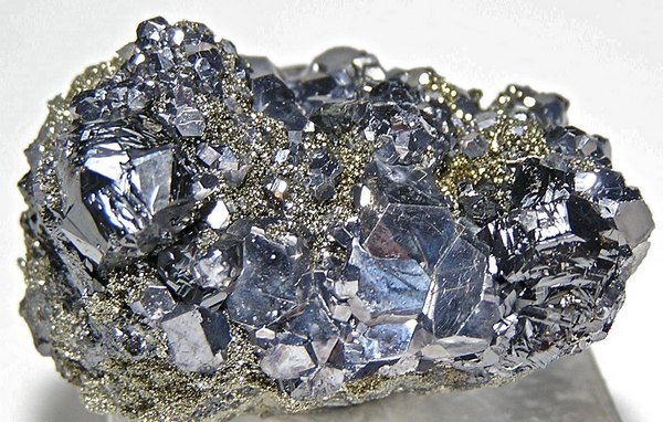 Главная черта галенита – он всегда встречается в тесной компании с сульфидами меди и железа: с халькопиритом, пиритом, пирротином. Например, медноколчеданные руды Урала и Башкортостана – основная минерально-сырьевая база цветной металлургии Урала. Однако еще более тесно галенит срастается с сульфидом цинка – сфалеритом (название от греческого «сфалерос» – обманщик), или «цинковой обманкой». Такую кличку минерал получил за непостоянство свойства и облика – цвет его меняется от светлого до черного (светлая разновидность носит имя клейофан, темная зовется марматит). Сфалерит отличается сильным алмазным блеском.